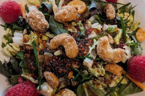 Salade Verte, vinaigrette à la framboise garnie de noix de cajou à la noix de coco