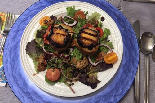 Salade Chèvre Chaud aux Noix de Pécan Caramélisées